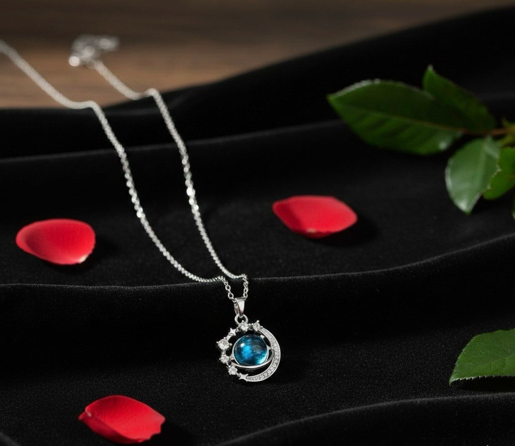 قلادة نسائية ، تجمع بين الأناقة والكلاسيكية