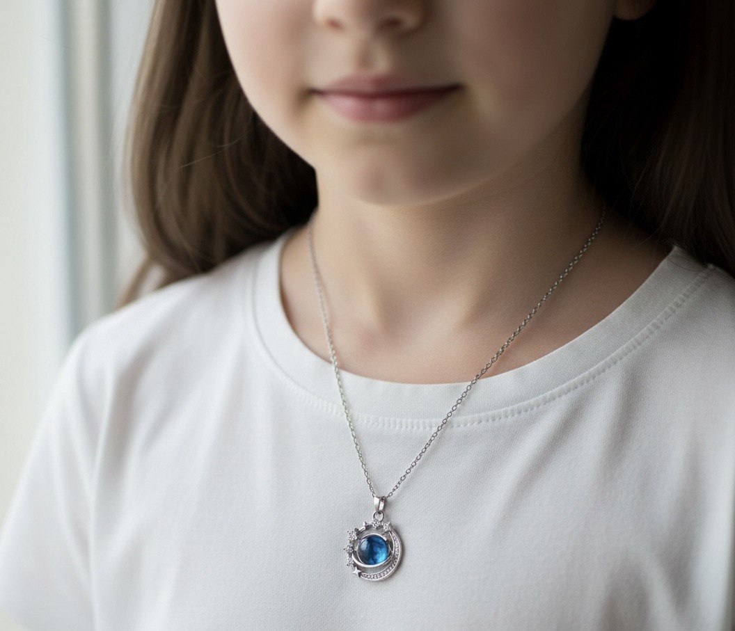 قلادة نسائية ، تجمع بين الأناقة والكلاسيكية