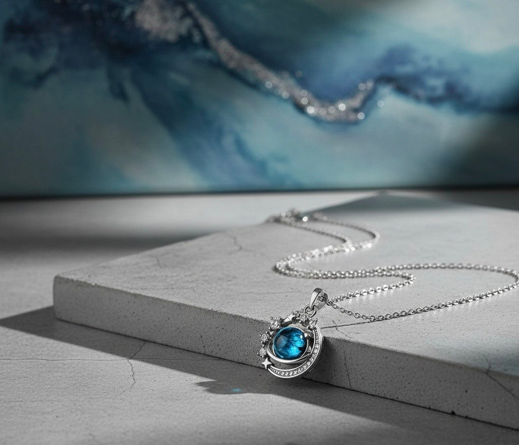 قلادة نسائية ، تجمع بين الأناقة والكلاسيكية