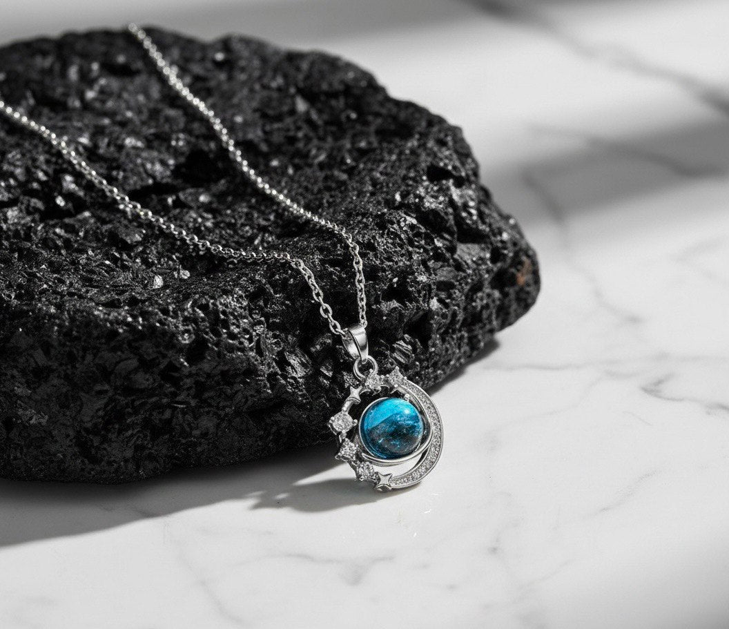 قلادة نسائية ، تجمع بين الأناقة والكلاسيكية