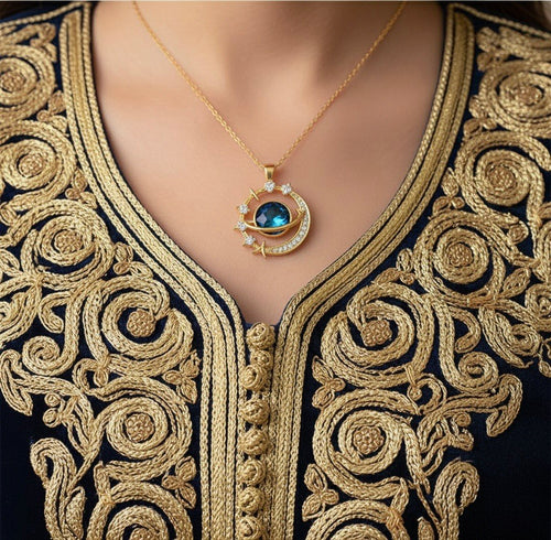 قلادة نسائية ، تجمع بين الأناقة والكلاسيكية